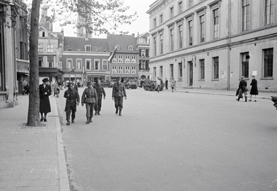 853195 Afbeelding van twee Duitse militairen op de Mariaplaats te Utrecht, begeleid door soldaten van de geallieerden; ...